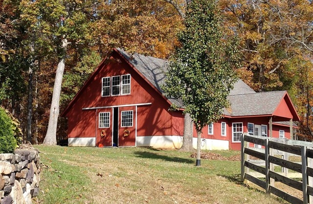 Loft apartment in a working horse barn. Minutes from Lexington and the VAHC.