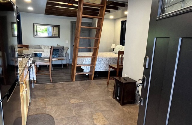 Loft Apt Just off C&O near Harpers Ferry, AT, train to DC, & Frederick