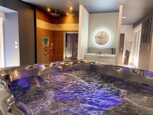 Loft industriel avec Spa, Sauna et Hammam en Touraine – Jardin clos et équipements haut de gamme - FR-1-381-559