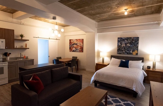 Loft with bed and sofa bed on rue Gamble Ouest (Le Central)