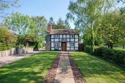 Log- burner, dog friendly- woodland views with walking trails and local pub on your doorstep! Popular walking trails nearby-Malvern Hills and the Brockhampton Estate- Peaceful village on the border of Hereford and Worcester