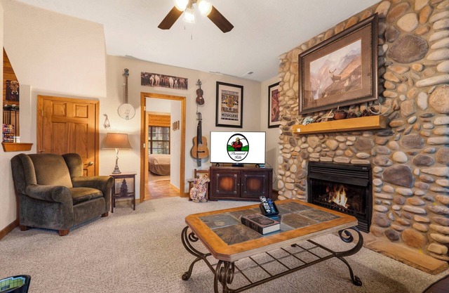 Log Cabin Getaway - Five minutes from Branson Shopping & Entertainment!