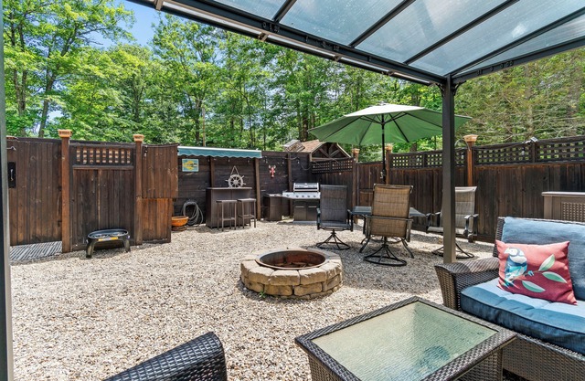 Log Guest Home, Fenced Patio w/BBQ, Firepit, and more! 5 Mi to Ogunquit Center.