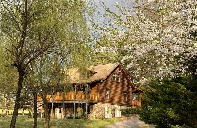 Log home on secluded horse & cattle farm