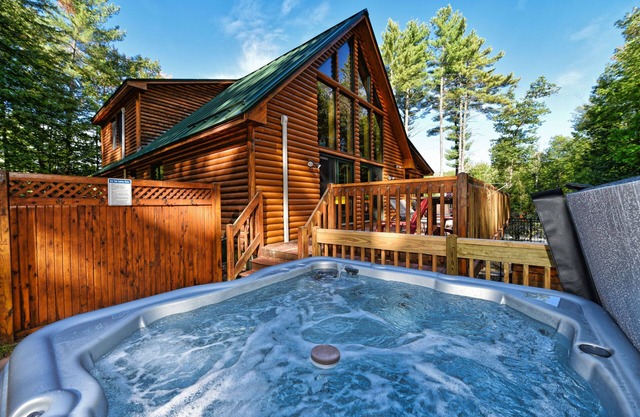 Log Home with AC, Private Pool, Hot Tub and Firepit. Minutes to North Conway