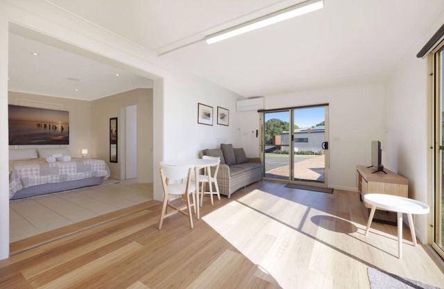Logans Beach Apartments - Lil Greenviews