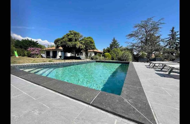 Logements chaleureux dans Maison avec piscine à 35 min de LYON
