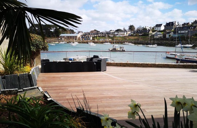 Loguivy vue mer les pieds dans l eau