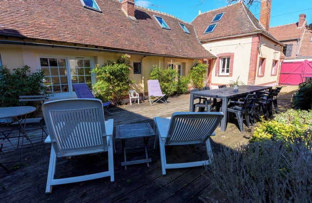 Longère near Chartres, 3 bedrooms, enclosed garden, ideal for families