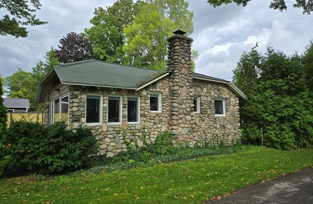 Long Lake Cozy Stone Cottage - Frontage - 4 Kayaks - Fire pit - Pet friendly