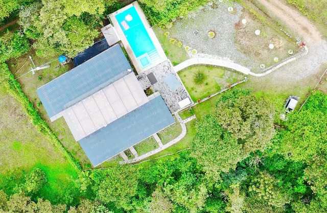 LONG Lodge 3 bedrooms in Mindo Spacious Mountain Retreat for Family Getaways 龍隱居