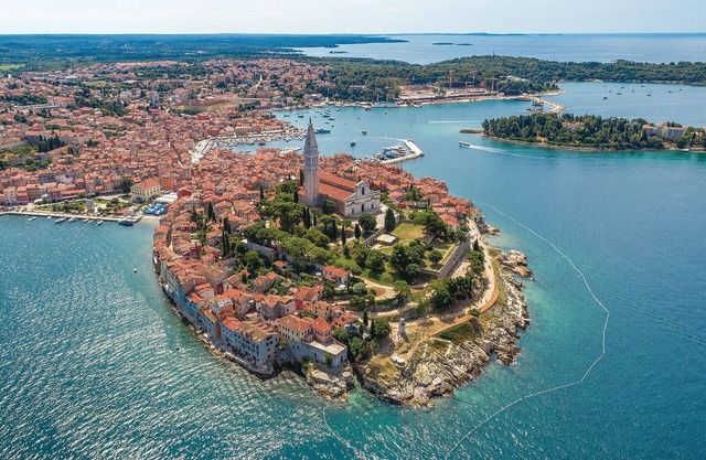 Look forward to a lovely family vacation in this inviting vacation home with pool and sauna.