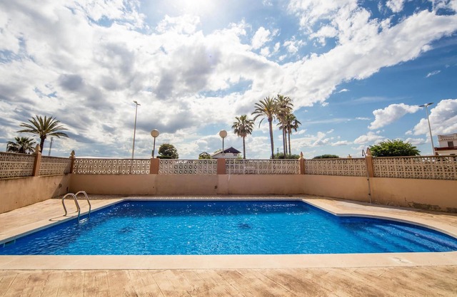 Look forward to a nice vacation in this appealing apartment just 150 m from the sea.