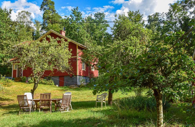Look forward to a wonderful holiday in this attractive holiday home near the lake.