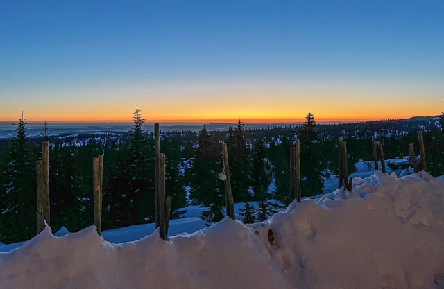 Look forward to this modern and sun-drenched vacation home with great panoramic views.