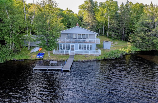 Loon's Cove: Just listed! A Peaceful Autumn Lakeside Retreat