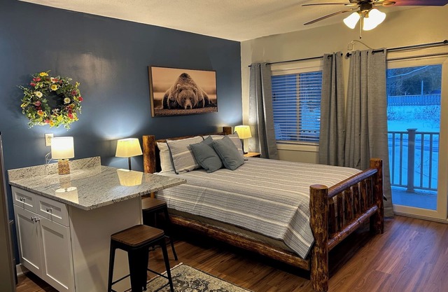 Loon's Edge Retreat -Recently Renovated, Ski, Hike, Mountain views, Pool/hot tub