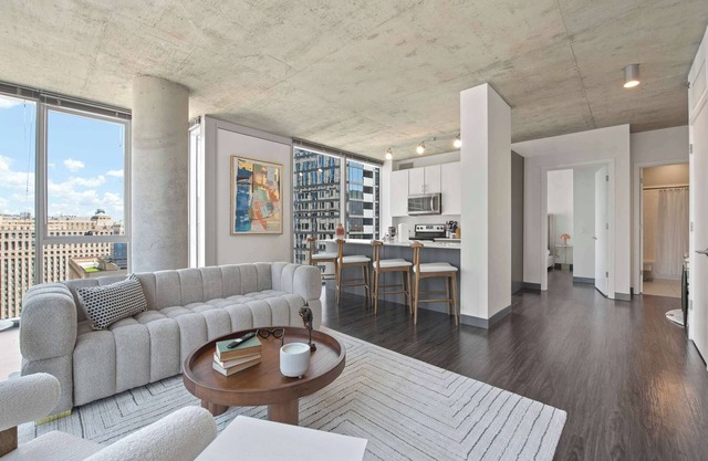 Loop City Views: 2BR Apt, Near Riverwalk