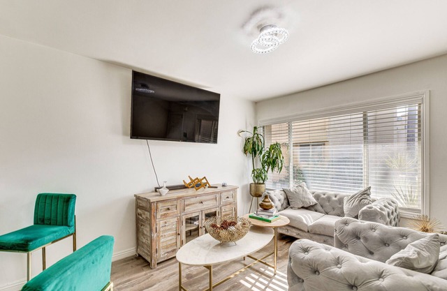 Los Angeles Townhome: Off-Street Parking & Balcony