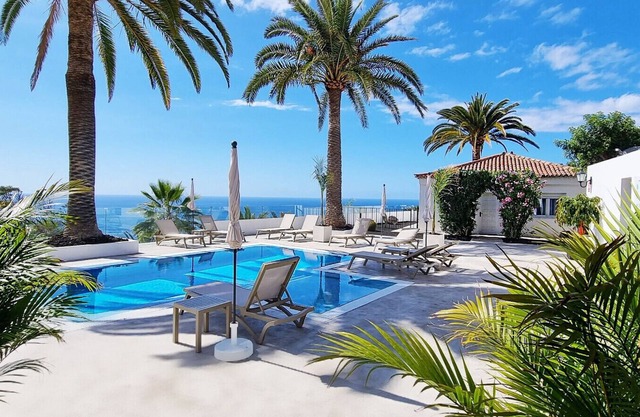 LOS ROQUES vistas al mar con terraza y jardín priv