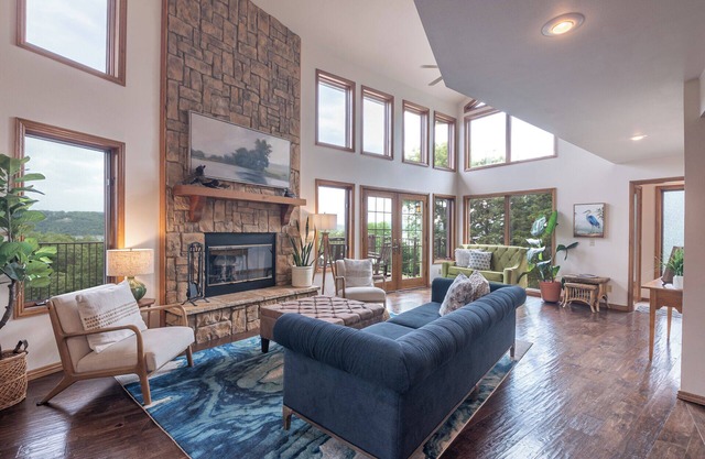 Lost Bridge Lodge on BEAVER LAKE! Across from POOL