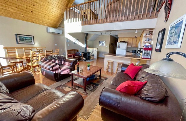 Lots of Beds - In the Village - Hot Tub