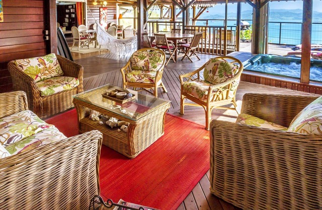 Love at first sight! 250-sq.m, wooden house 180-degree view & Jacuzzi in Tartane