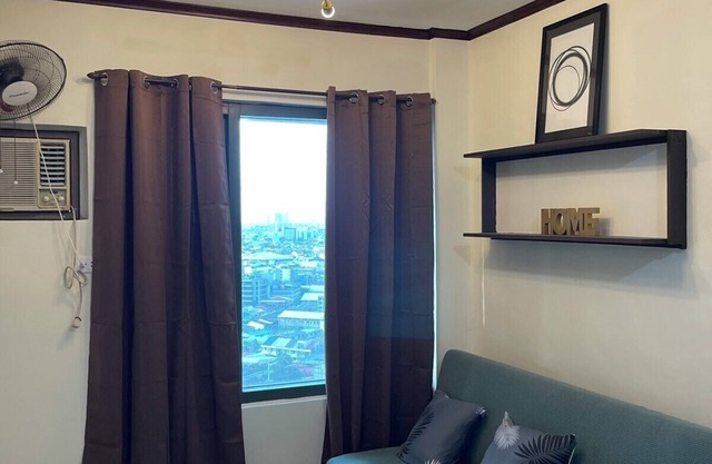 Lovely 1-bedroom condo in fabulous Makati with WiFi, AC, fitness room