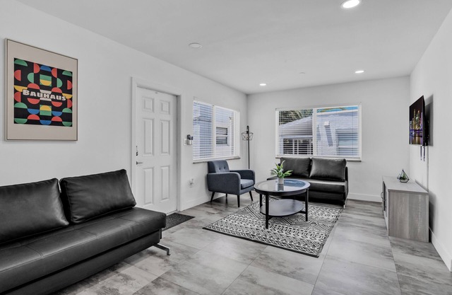 Lovely 1 BR Walking Distance To Ocean - Suite 9