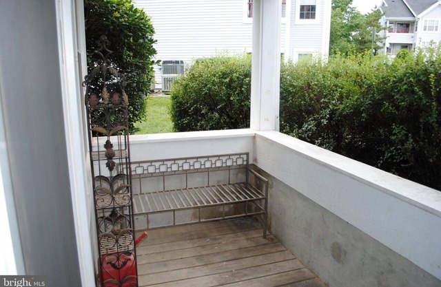 Lovely 2 bed/1bath corner unit with a private balcony.