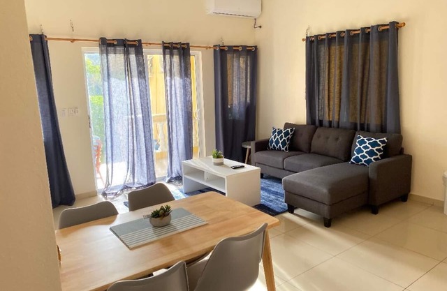 Lovely 2 Bedroom Apartment in Quiet Neighborhood!