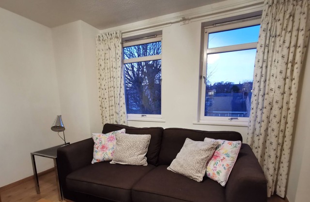 Lovely 2 bedroom apartment with private parking