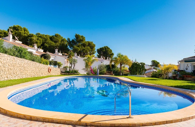 Lovely 2 bedroom villa with pool - only 20 min walk to beach. WiFi.