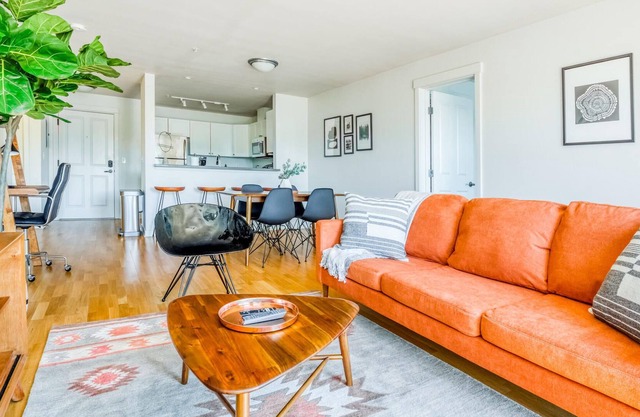 Lovely 2BR in Queen Anne, Rooftop + Pet-Friendly