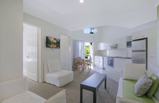 Lovely 3 Bedroom, 2 Level Unit with Wi-fi & Pool close to Transport