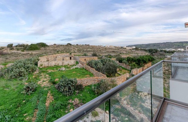 Lovely 3BR Apt w/Private Balcony & Views in Mgarr