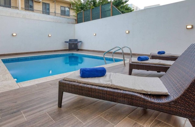Lovely 3BR maisonette, spacious w/Wifi, AC & Pool