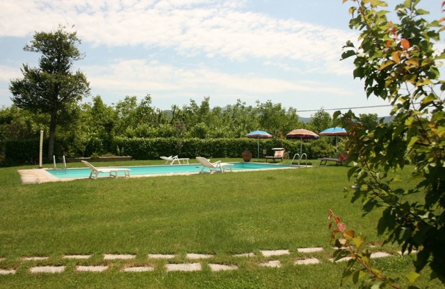 Lovely apartment for 4 guests with WIFI, pool, TV and pets allowed, close to Cortona