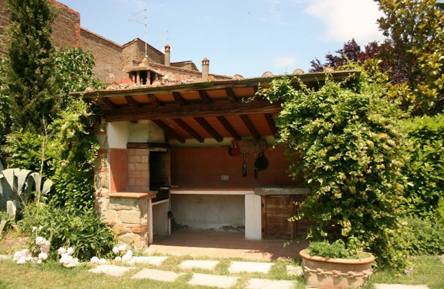 Lovely apartment for 4 people with pool, WIFI, TV and pets allowed, close to Cortona