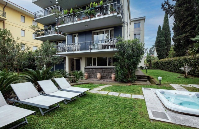 Lovely apartment for 6 guests with hot tub, sauna, A/C, WIFI, TV and terrace, close to Sirmione