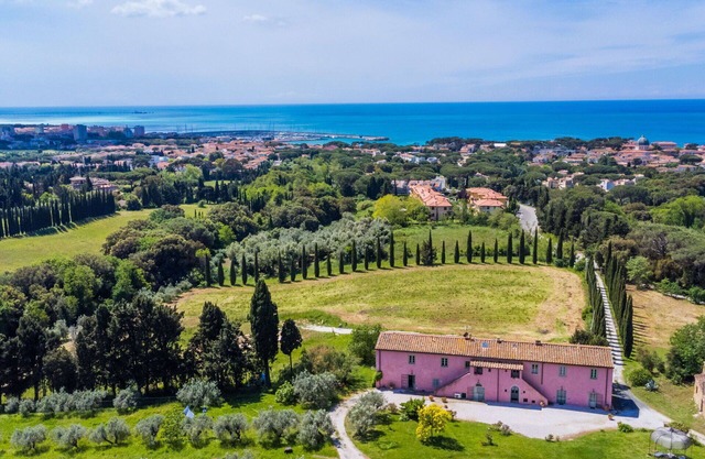 Lovely apartment for 4 guests with WIFI, pool, A/C, TV, patio and pets allowed