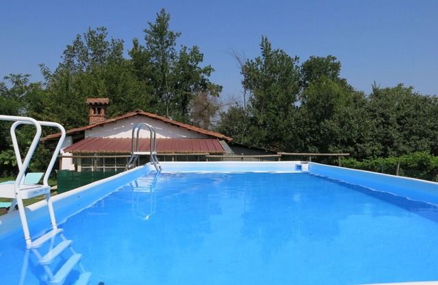 Lovely apartment in villa for 6 guests with WIFI, pool, TV, patio and pets allowed