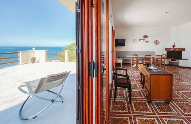 Lovely apartment in villa for 6 people with WIFI, hot tub, TV, patio and pets allowed