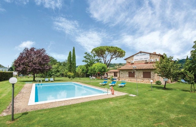 Lovely apartment in villa for 4 guests with A/C, pool and TV, close to Siena