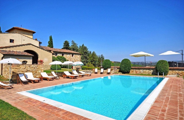 Lovely apartment with WIFI, pool, TV, pets allowed and panoramic view, close to Greve In Chianti