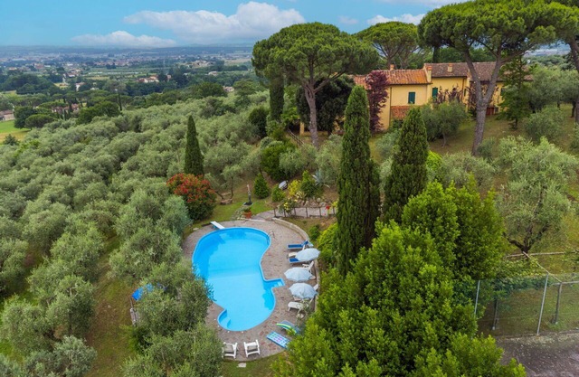 Lovely apartment in villa for 6 guests with WIFI, private pool, TV, patio and pets allowed