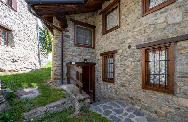 Lovely apartment for 6 guests with TV and balcony, close to Aosta