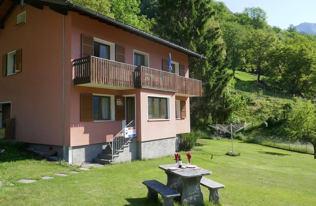 Lovely apartment for 2 people with WIFI, TV, patio, pets allowed and panoramic view