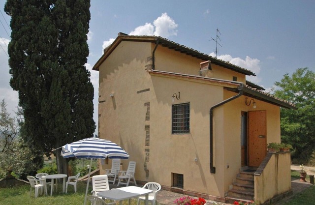 Lovely apartment for 4 guests with pool, WIFI and TV, close to Florence
