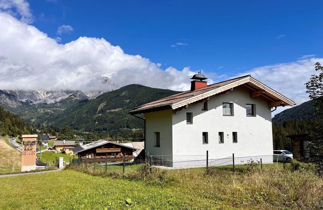 Lovely apartment for 5 people with WIFI, TV, balcony and pets allowed